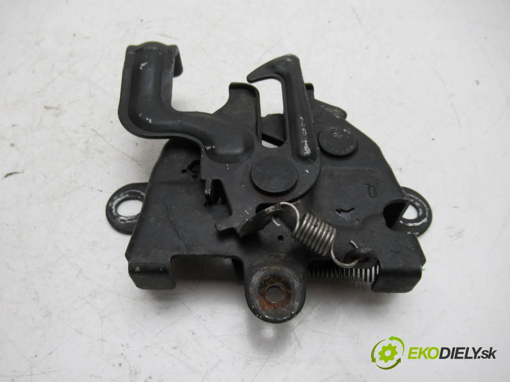 Toyota Yaris II  2007 64 kW HATCHBACK 5D 1.3VVTI 87KM 05-08 1300 zámok kapoty