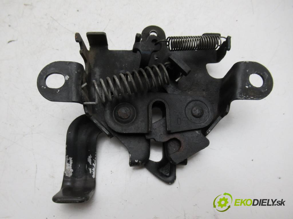 Toyota Yaris II  2007 64 kW HATCHBACK 5D 1.3VVTI 87KM 05-08 1300 zámok kapoty