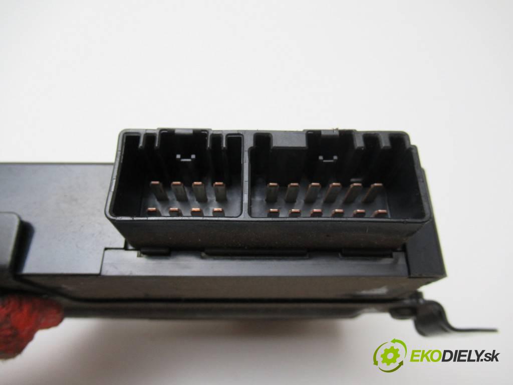 Volvo S80    LIFT 2.4 D5 163KM 98-06  modul ovládaní sedačky 30739636