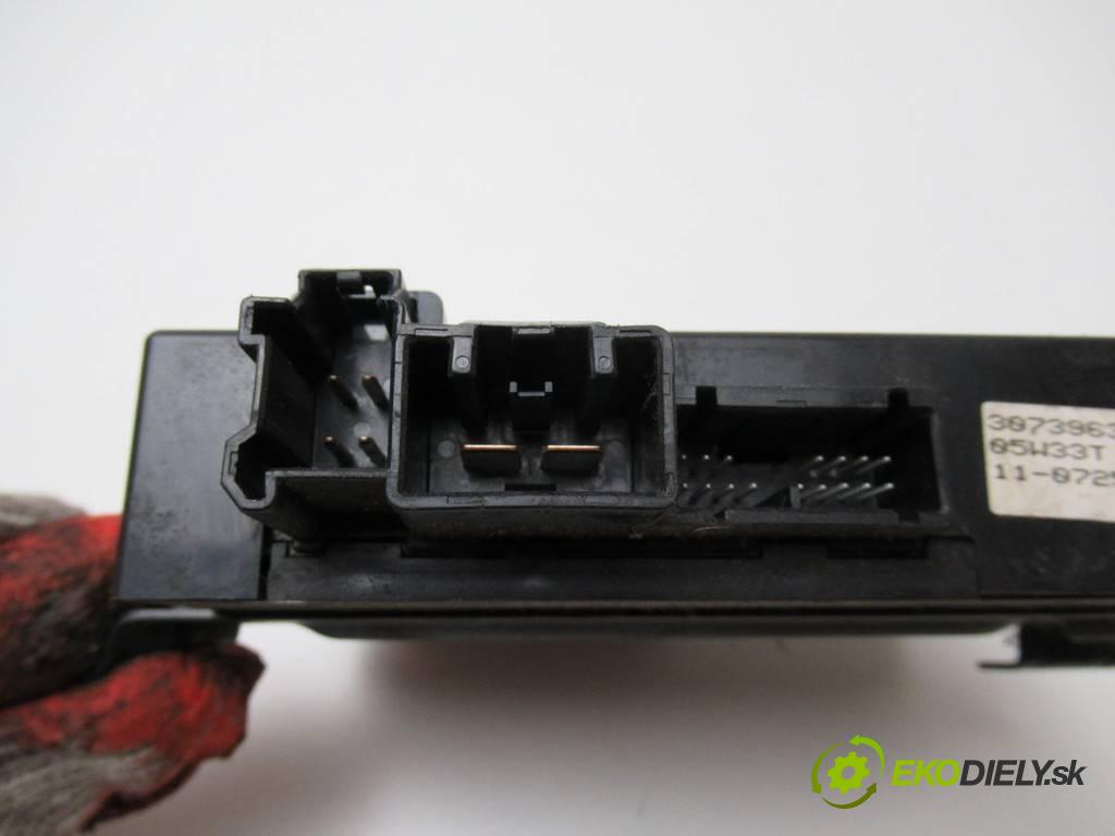 Volvo S80    LIFT 2.4 D5 163KM 98-06  modul ovládaní sedačky 30739636