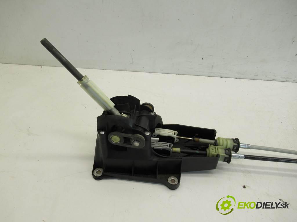 Opel Vectra C  2005 88 kW KOMBI 1.9CDTI 120KM 02-08 1900 Kulisa  (Rýchlostné páky / kulisy)