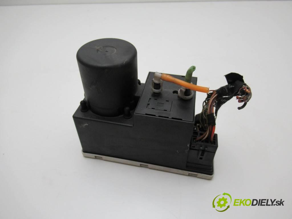 Audi A3 8L  1997 66 kW HATCHBACK 3D 1.9TDI 90KM 96-00 1900 pumpa centrálneho zámku 8L0862257E (Riadiace jednotky centrálneho zámku)