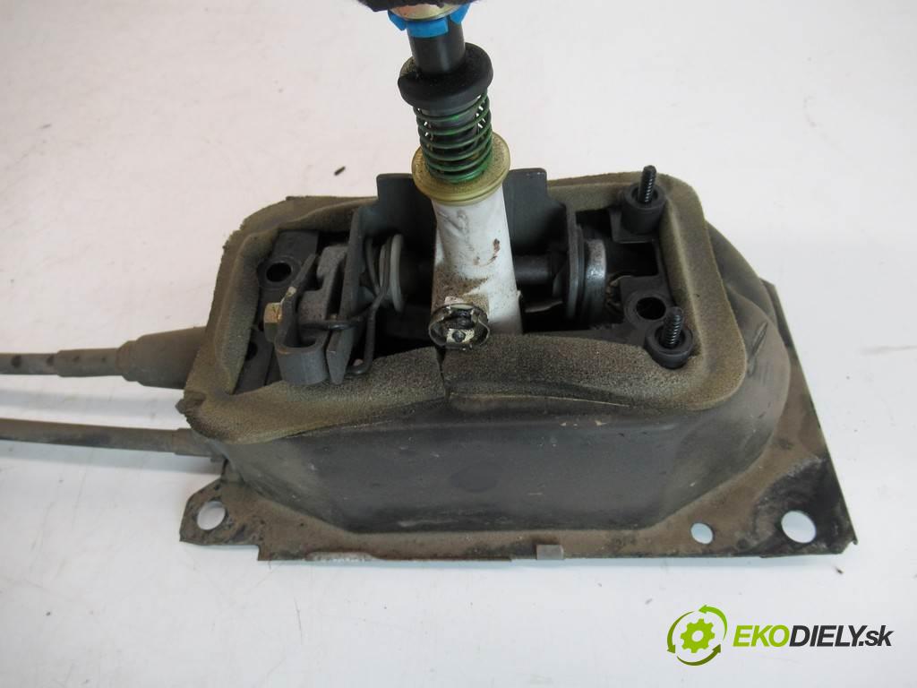 Volkswagen Polo III 6N2 FL  2001 44kW HATCHBACK 5D 1.4B 60KM 99-01 1400 Kulisa  (Rýchlostné páky / kulisy)