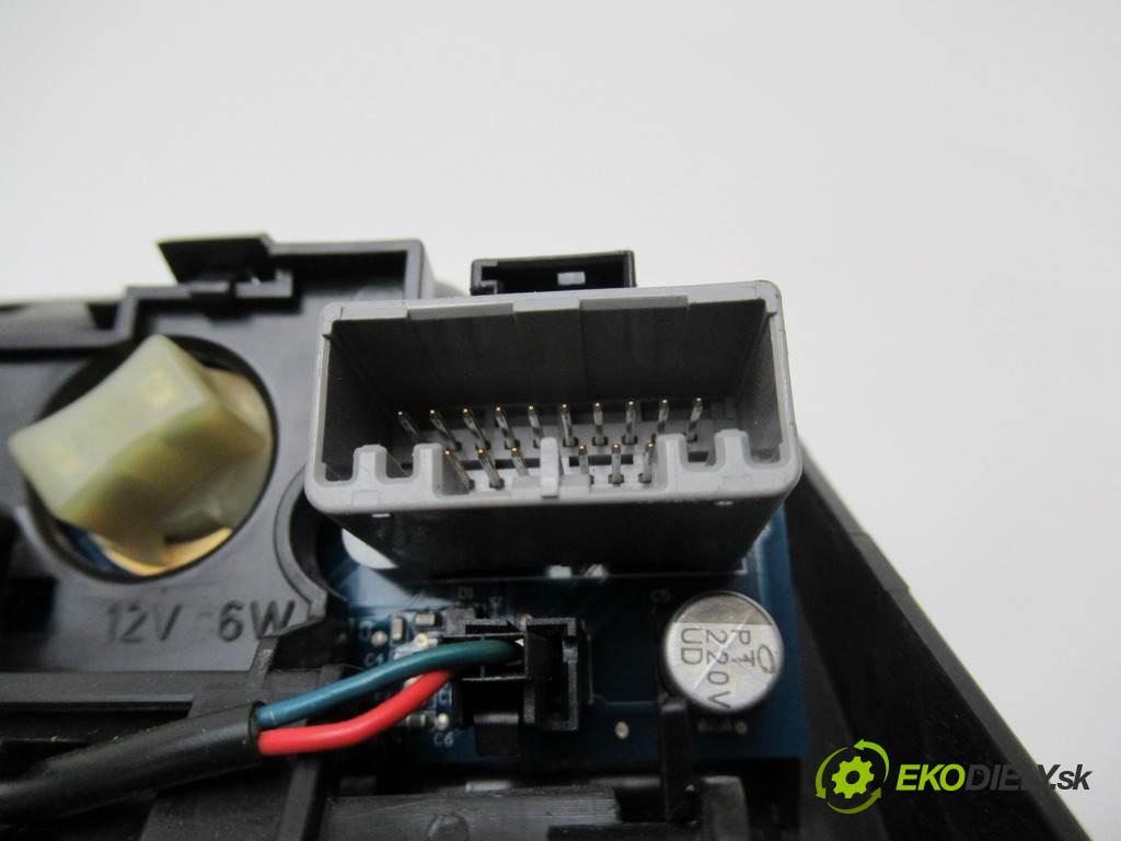 Jaguar XF X250  2015 340KM LIFT SEDAN 4D 3.0B 340KM 07-15 3000 svetlo stropné CX23-MBBV-FB (Osvetlenie interiéru)