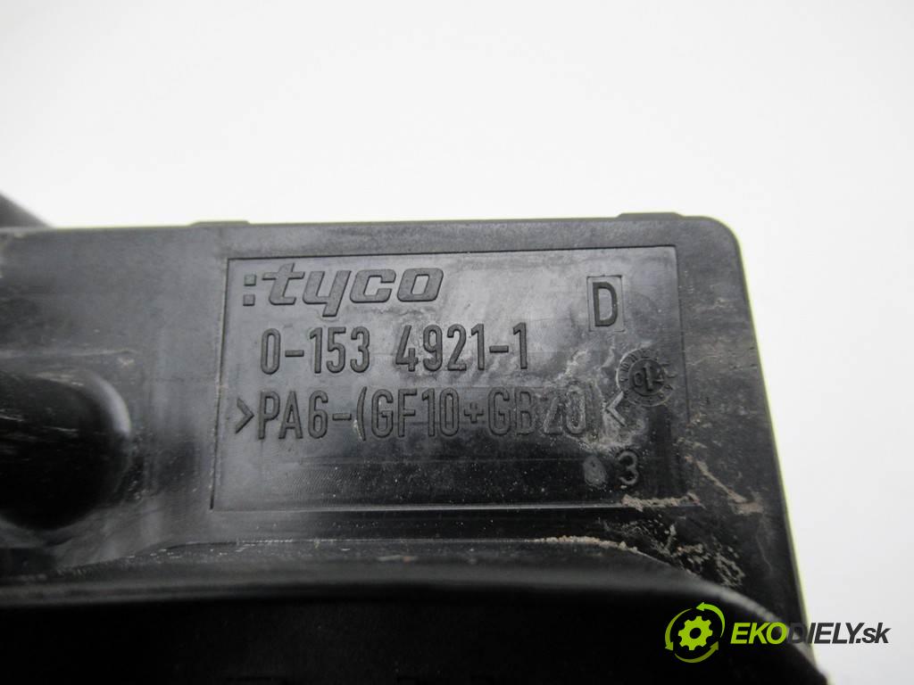 Opel Astra H  2005 77kw GTC 1.6B 105KM 05-10 1600 skříňka poistková 13206751 (Pojistkové skříňky)