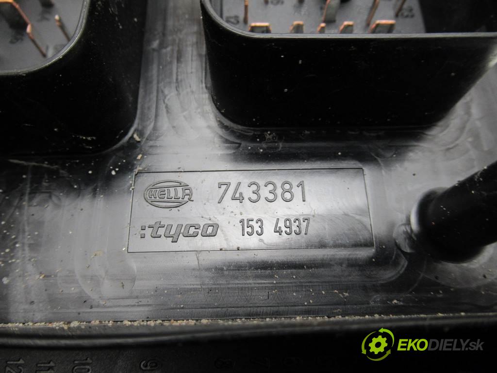 Opel Astra H  2005 77kw GTC 1.6B 105KM 05-10 1600 skříňka poistková 13206751 (Pojistkové skříňky)