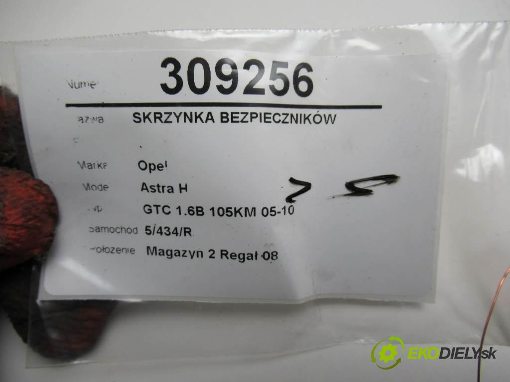 Opel Astra H  2005 77kw GTC 1.6B 105KM 05-10 1600 skříňka poistková 13206751 (Pojistkové skříňky)