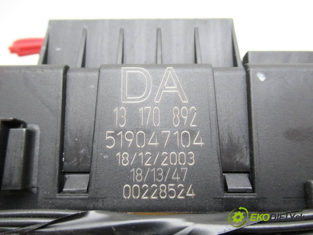 Opel Vectra C  2004 125 kW SEDAN 4D 1.8B 122KM 02-08 1800 modul BSI 13170892 (Pojistkové skříňky)