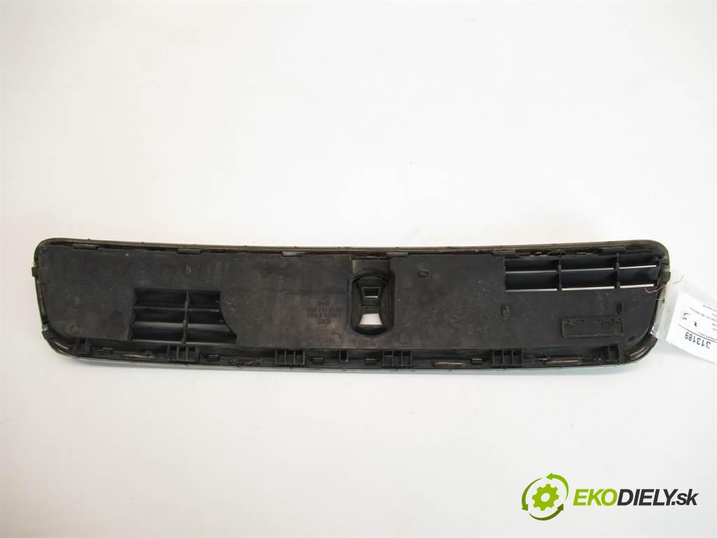 Audi A4 B5  1995 74 kW SEDAN 4D 1.6B 100KM 94-01 1600 mřížka maska 8D0853651D (Mřížky (masky) chladičů)