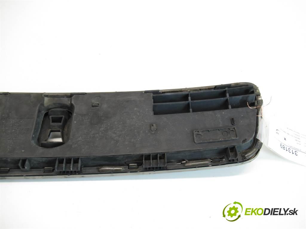 Audi A4 B5  1995 74 kW SEDAN 4D 1.6B 100KM 94-01 1600 mřížka maska 8D0853651D (Mřížky (masky) chladičů)