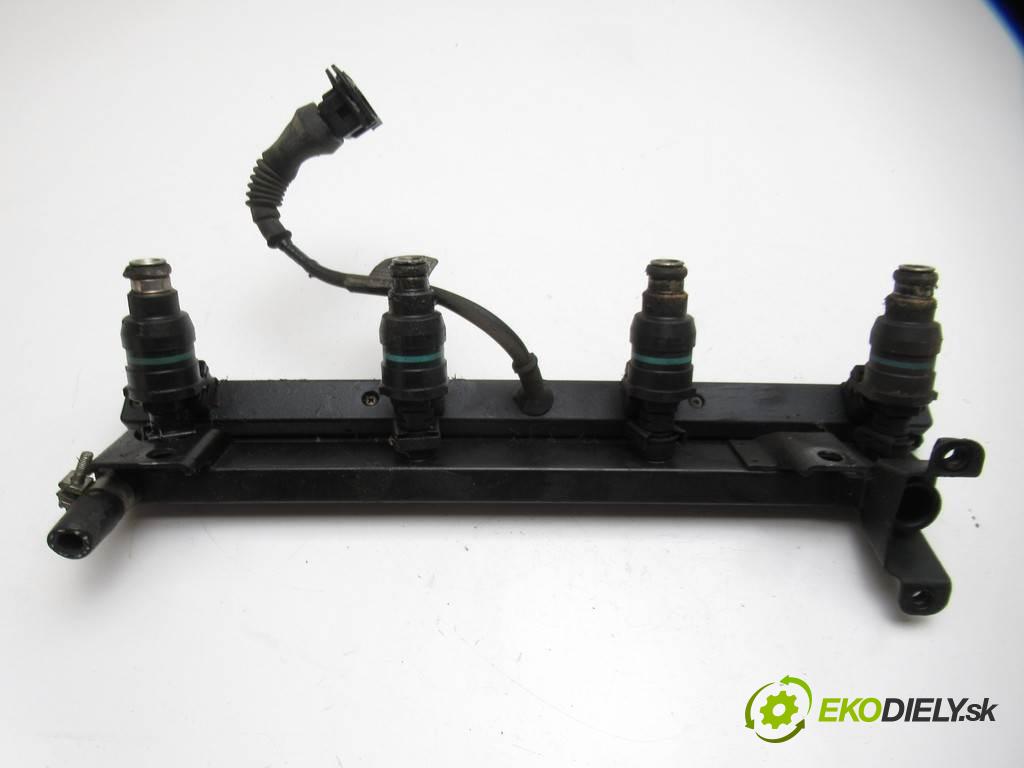 BMW 3 E30  1992  KOMBI 5D 1.6B 100KM 82-94 1600 Lišta vstrekovacia Vstrekovacie ventily 1714710 (Vstrekovacie lišty)