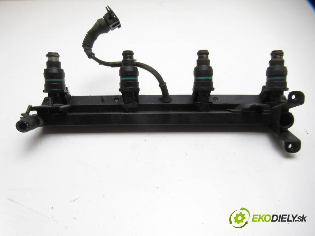 BMW 3 E30  1992  KOMBI 5D 1.6B 100KM 82-94 1600 Lišta vstrekovacia Vstrekovacie ventily 1714710 (Vstrekovacie lišty)