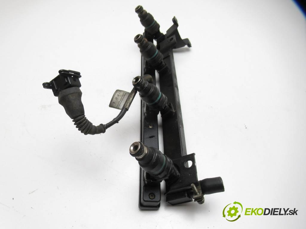 BMW 3 E30  1992  KOMBI 5D 1.6B 100KM 82-94 1600 Lišta vstrekovacia Vstrekovacie ventily 1714710 (Vstrekovacie lišty)