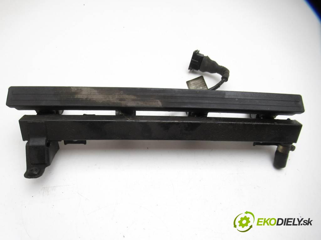 BMW 3 E30  1992  KOMBI 5D 1.6B 100KM 82-94 1600 Lišta vstrekovacia Vstrekovacie ventily 1714710 (Vstrekovacie lišty)