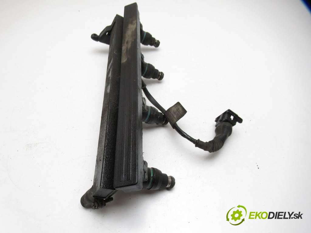 BMW 3 E30  1992  KOMBI 5D 1.6B 100KM 82-94 1600 Lišta vstrekovacia Vstrekovacie ventily 1714710 (Vstrekovacie lišty)