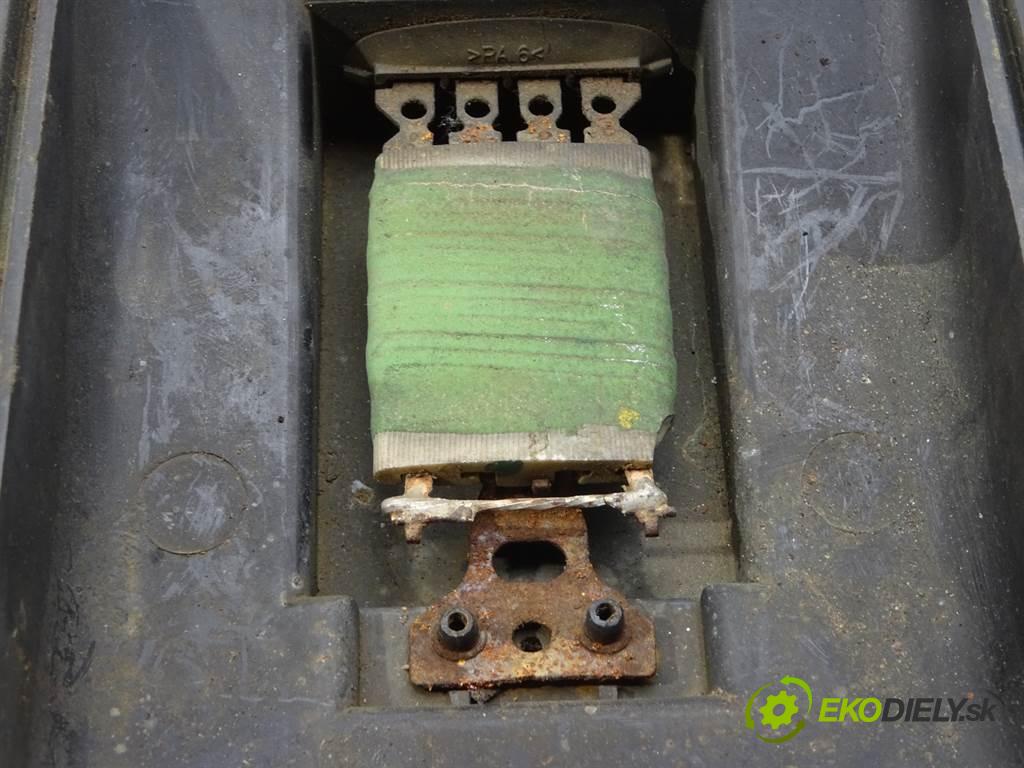 Volkswagen Passat B5  1997 74 kW KOMBI 1.6B 101KM 96-00 1600 Odpor, rezistor kúrenia vzduchu  (Odpory (rezistory) kúrenia)