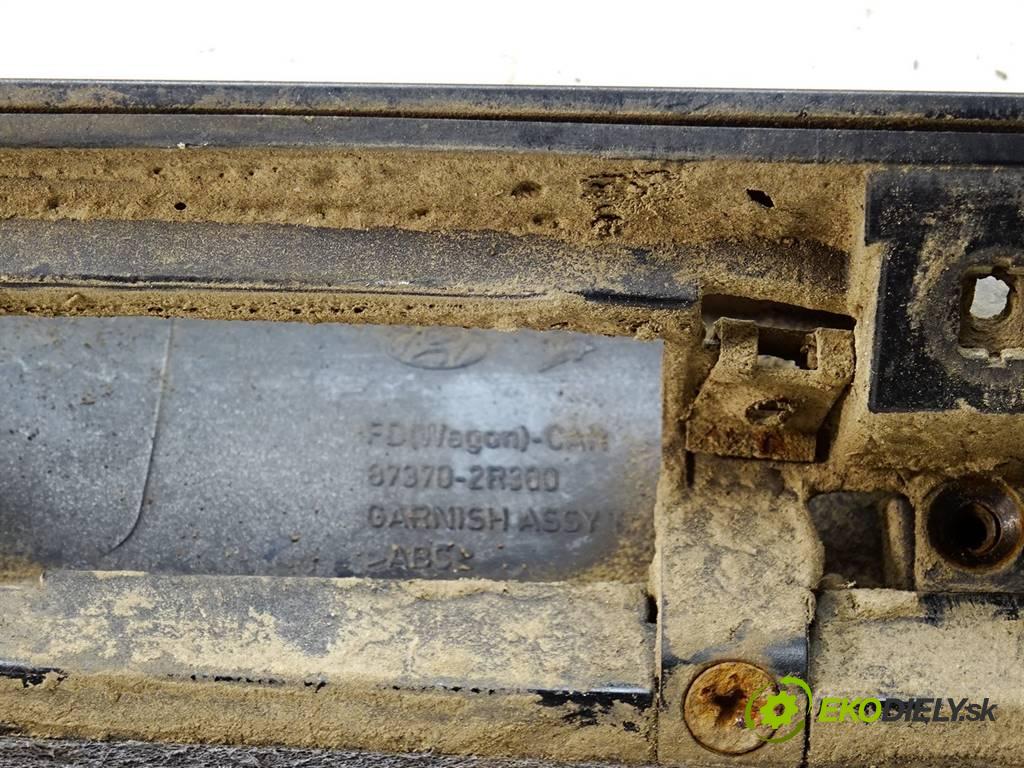 Hyundai i30 LIFT  2010 66 kW KOMBI 5D 1.6CRDI 90KM 07-12 1600 lišta dveří zadní část 87370-2R300 (Lišty)