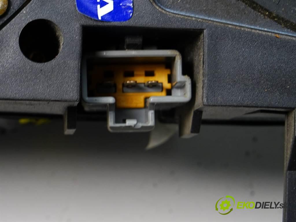 Volvo V40 FL    KOMBI 1.9DI 115KM 99-04  reproduktor subwoofer 30630166
