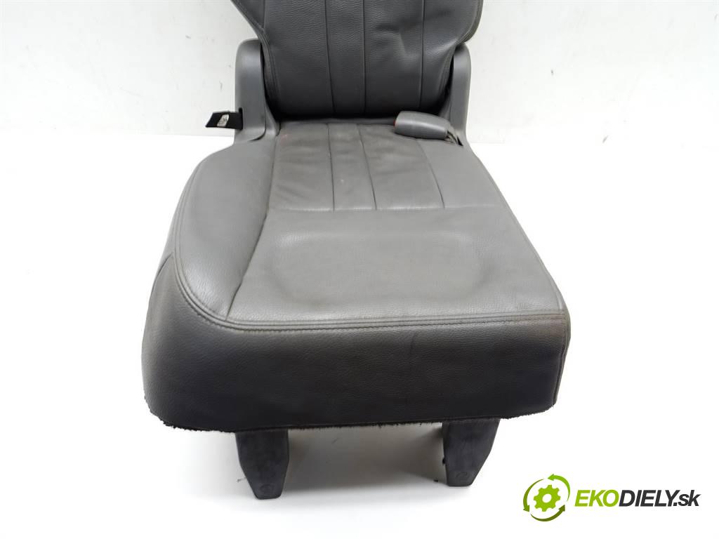 Chrysler Town Country    VOYAGER IV 3.8B V6 218KM 00-07  Sedadlo zadný druhý RIADOK:  (Sedačky, sedadlá)