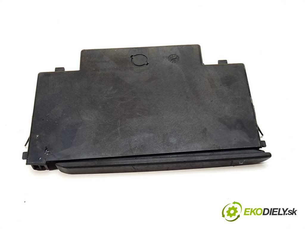 Volkswagen Passat B5  1997 81 kW SEDAN 4D 1.9TDI 110KM 96-00 1900 Držiak na nápoje 3B1858569 (Úchyty, držiaky na nápoje)