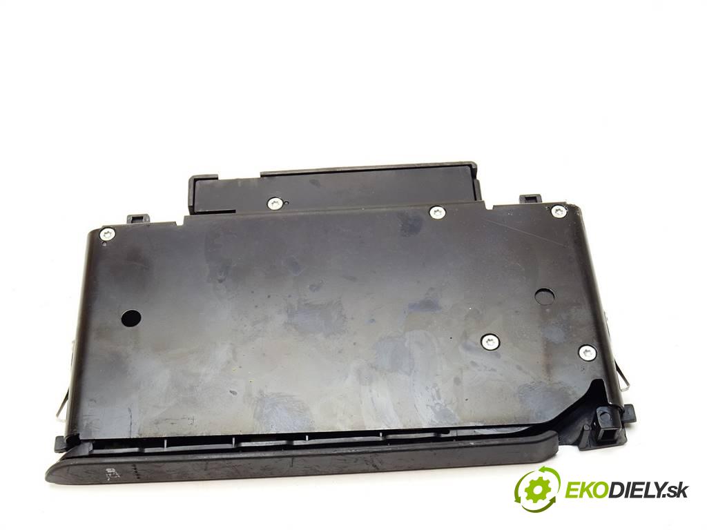 Volkswagen Passat B5  1997 81 kW SEDAN 4D 1.9TDI 110KM 96-00 1900 Držiak na nápoje 3B1858569 (Úchyty, držiaky na nápoje)