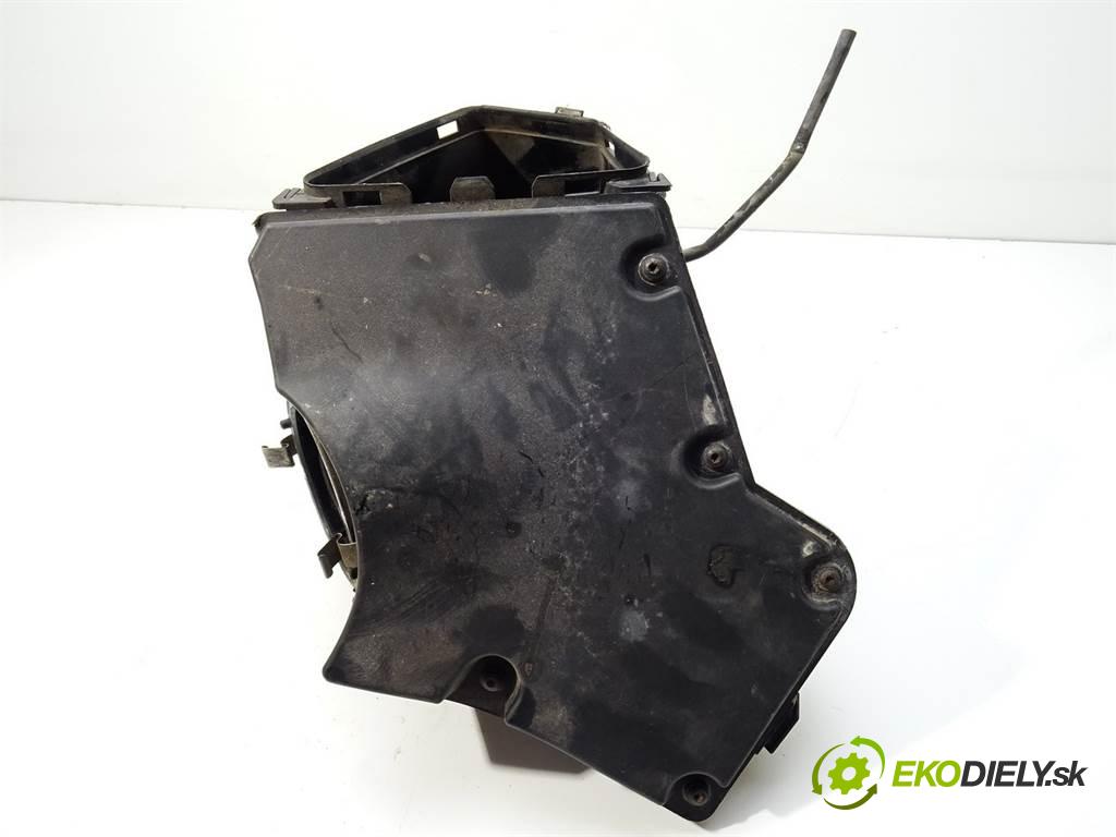 Audi A4 B8  2009 176 kW QUATTRO KOMBI 5D 3.0TDI 240KM 08-15 3000 obal filtra vzduchu 8K0133837B (Kryty filtrů)