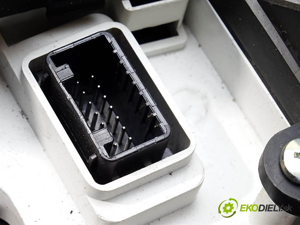 Toyota Yaris II  2008 64 kW HATCHBACK 5D 1.3VVTI 87KM 05-08 1300 Prístrojovka 83800-0D660-D (Prístrojové dosky, displeje)