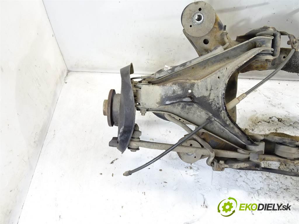 Volkswagen Passat B5  1998  SYNCRO KOMBI 5D 2.8B V6 193KM 96-00 2800 zadní část výztuha