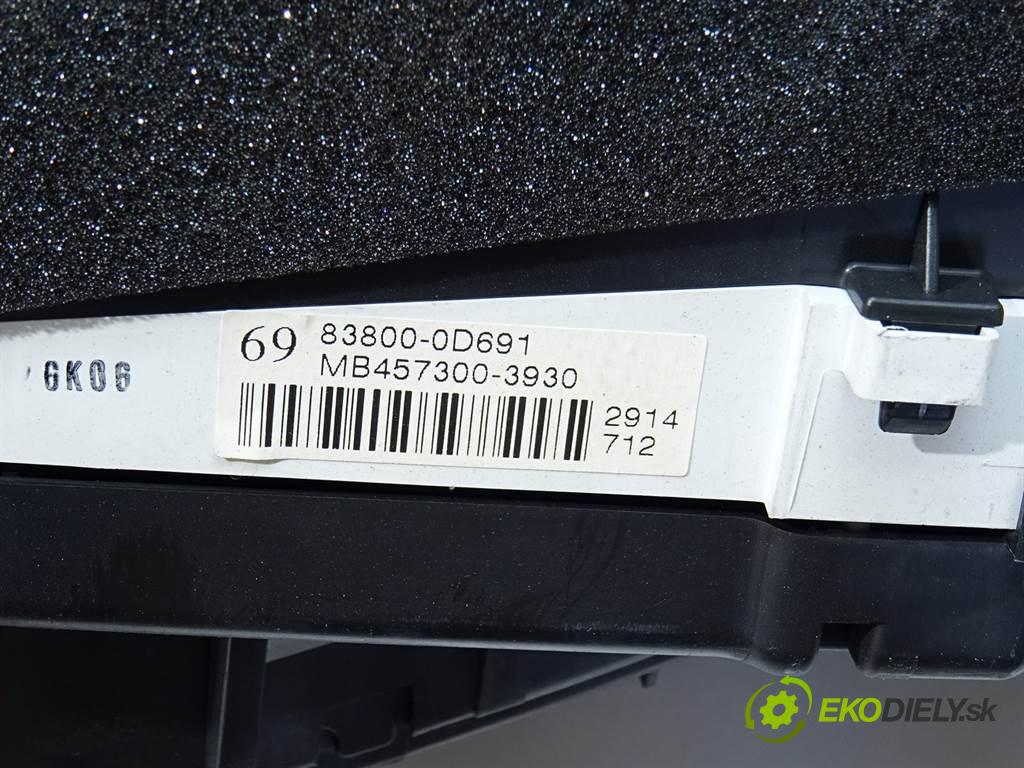 Toyota Yaris II  2008 66KW HATCHBACK 3D 1.4D-4D 90KM 05-09 1364 Prístrojovka 83800-0D691 (Prístrojové dosky, displeje)