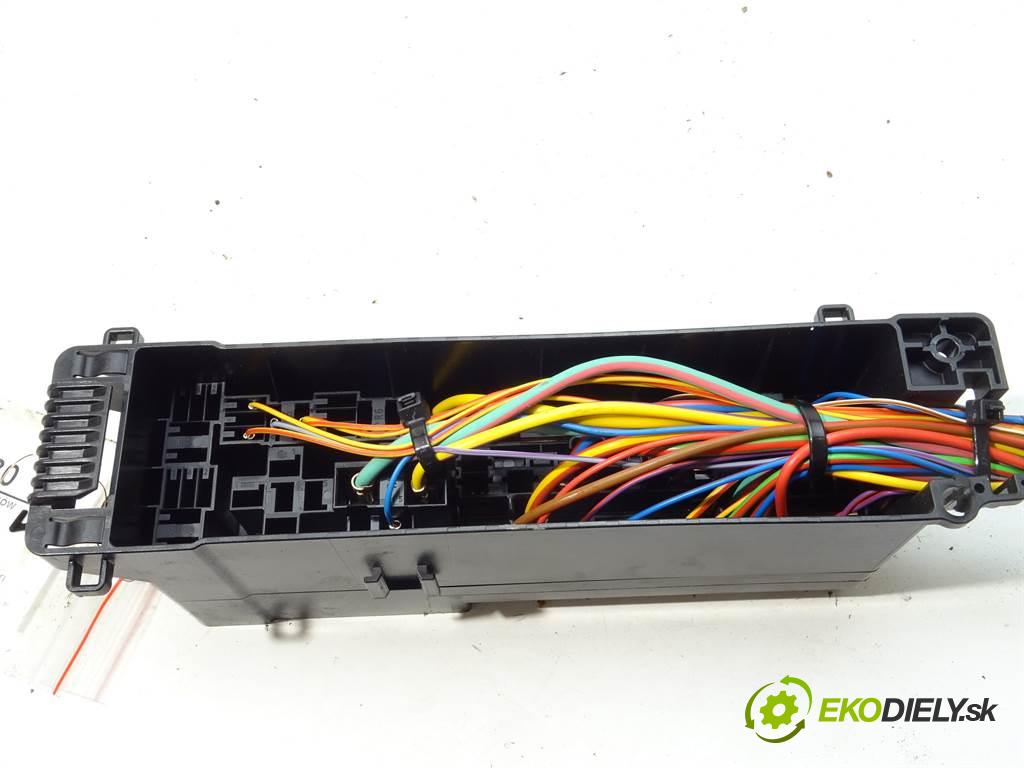 Ford Focus III  2011 85 kW MK3 HATCHBACK 5D 1.6TDCI 115KM 10-14 1600 skříňka poistková  (Pojistkové skříňky)