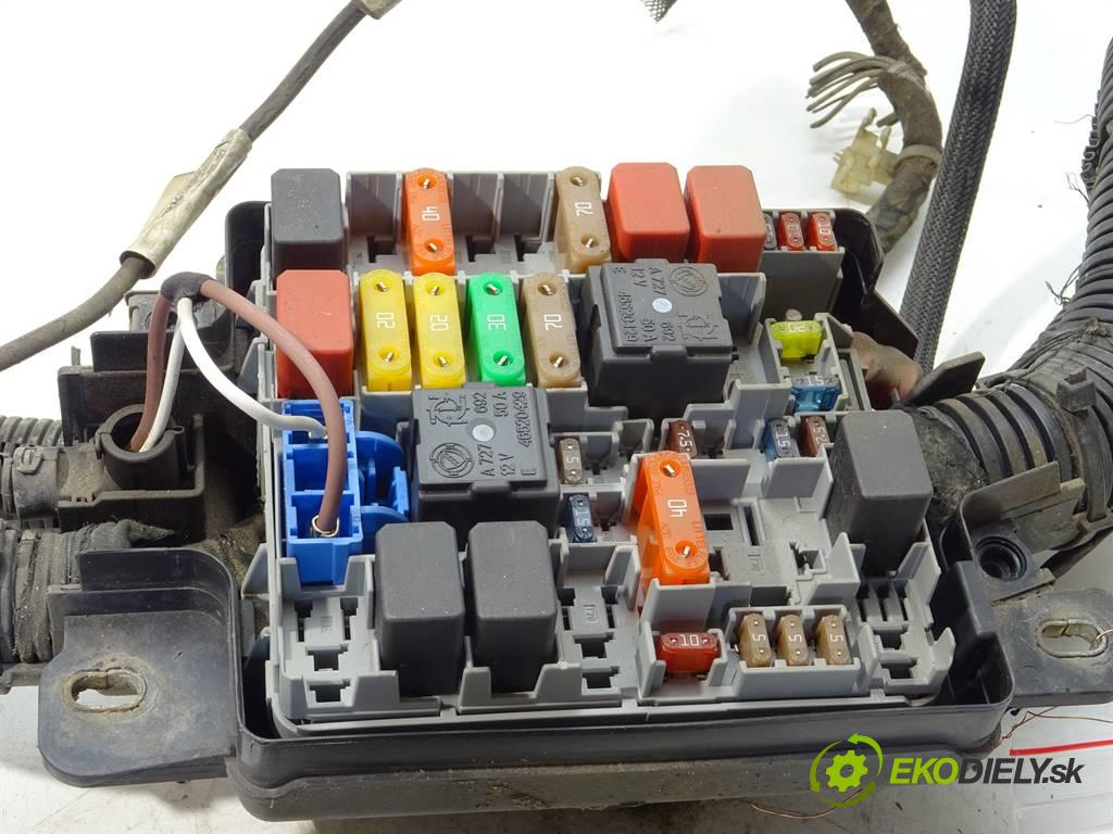 Fiat Grande Punto  2009 57 kW HATCHBACK 5D 1.4B 78KM 05-12 1400 skříňka poistková  (Pojistkové skříňky)