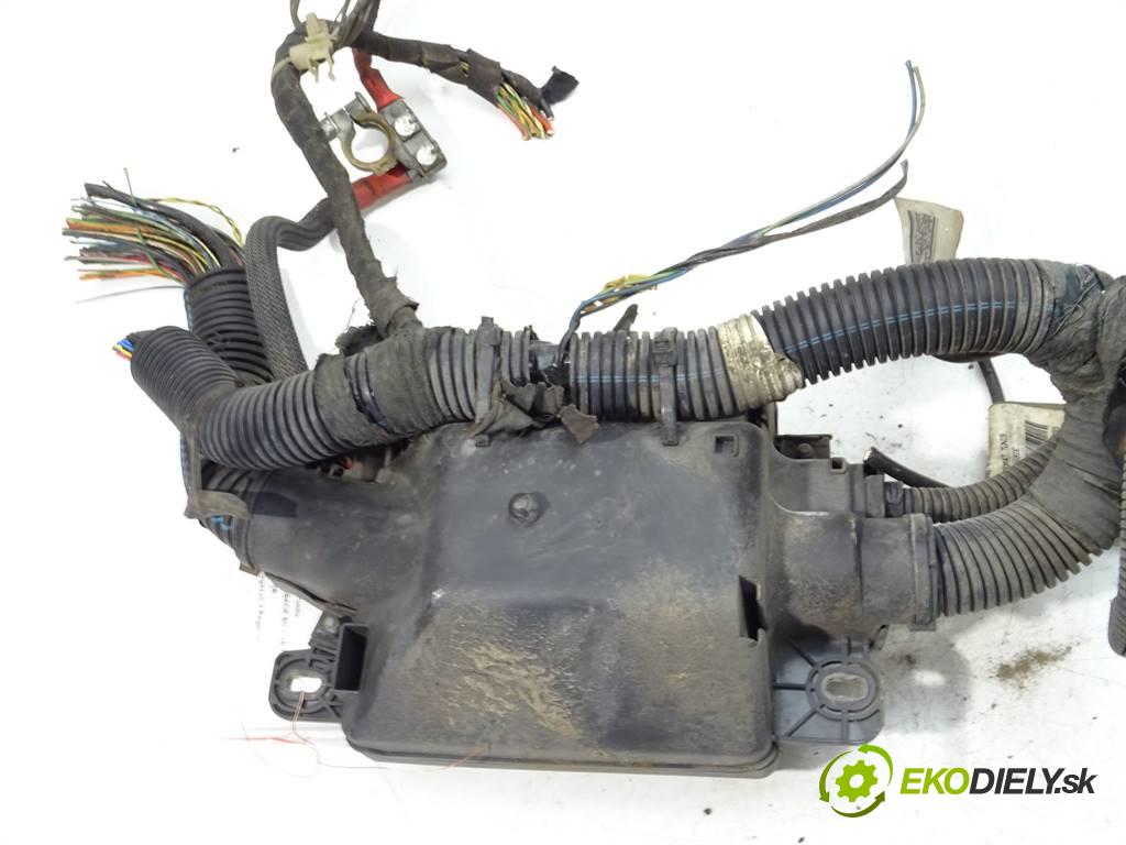 Fiat Grande Punto  2009 57 kW HATCHBACK 5D 1.4B 78KM 05-12 1400 skříňka poistková  (Pojistkové skříňky)