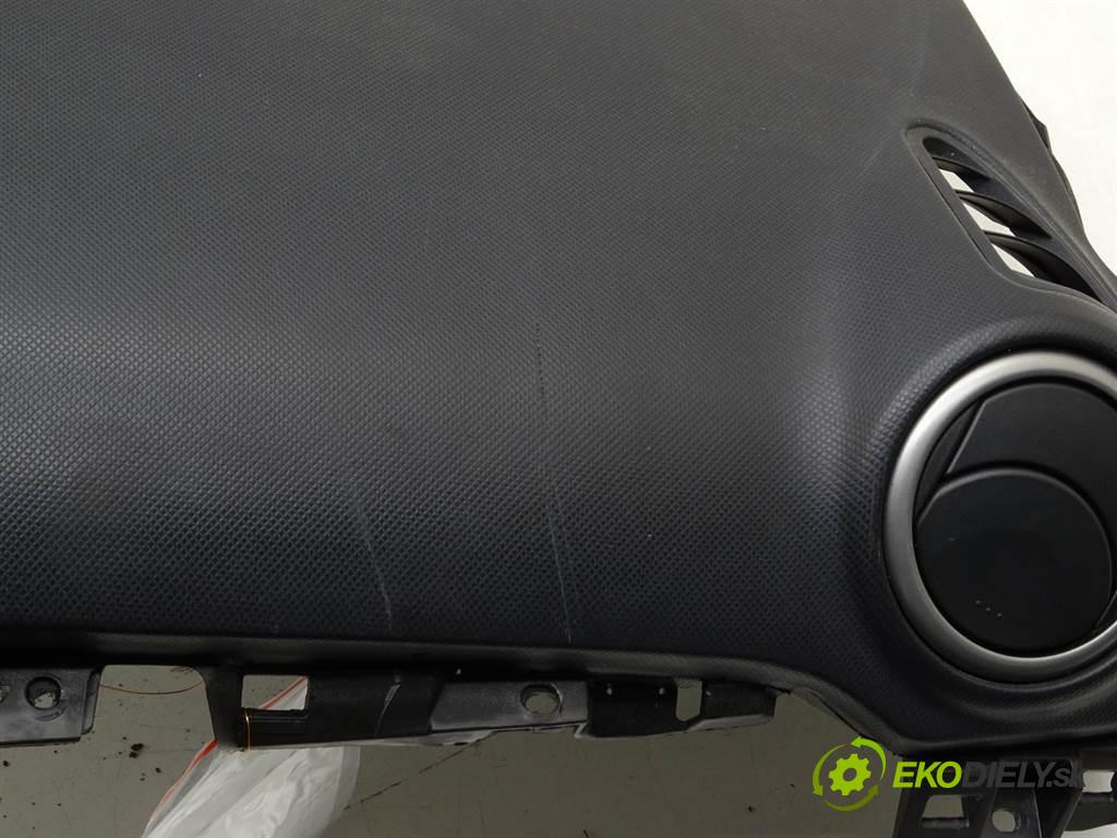 Mazda 3  2005 77KW BK SEDAN 4D 1.6B 105KM 03-09 1598 Palubná doska Kryt silentbloku