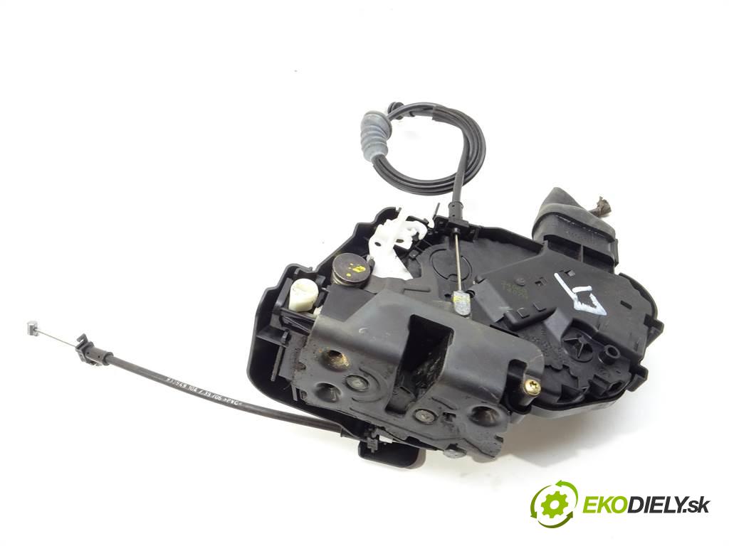 Volvo V50  2006 92 kW KOMBI 1.8B 125KM 04-12 1800 zámok zadní část levý 30753668