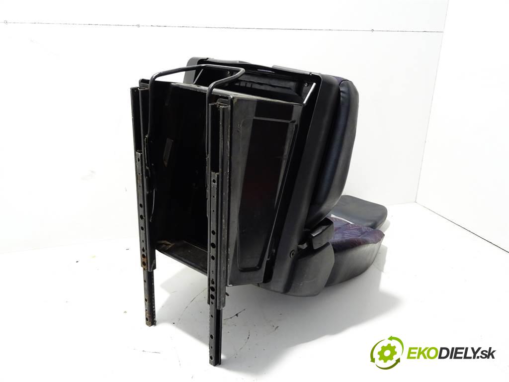 Mercedes-Benz ATEGO    MP1 4.2D 152KM 96-02  Sedadlo pravy  (Sedačky, sedadlá)