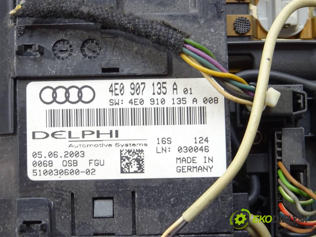 Audi A8 D3  2003 275KM QUATTRO SEDAN 4D 4.0TDI V8 275KM 02-09 4000 světlo stropní 4E0947097D (Osvětlení interiéru)