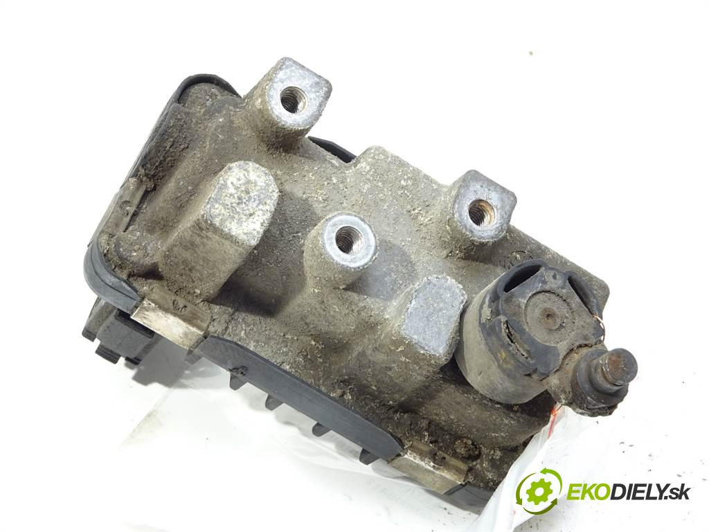 Audi A8 D3    QUATTRO SEDAN 4D 4.0TDI V8 275KM 02-09  nastavovač turba 6NW008412 (Ostatní)