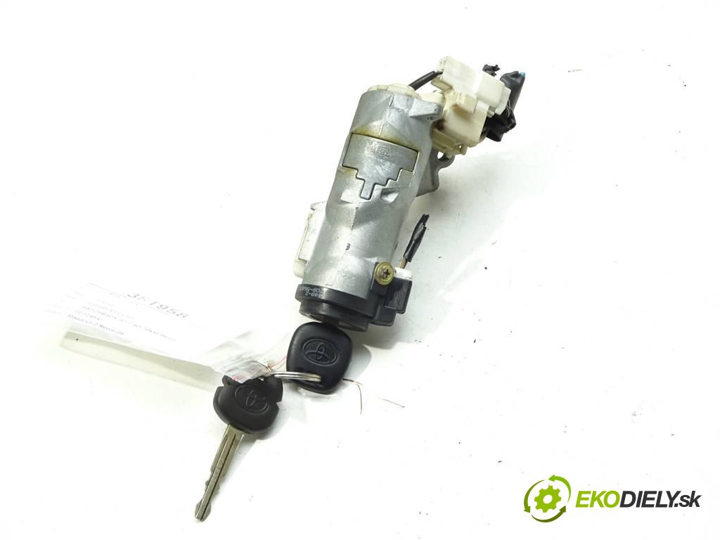 Toyota Corolla E11 LIFT  2000 51KW HATCHBACK 3D 1.9D 70KM 99-02 1867 spinačka 45020-12-11 (Spínacie skrinky a kľúče)