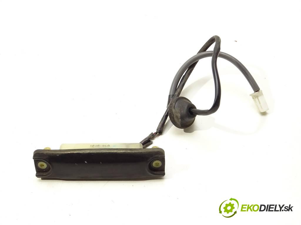 Toyota Avensis II T25  2003 85 kW HATCHBACK 5D 2.0D-4D 116KM 03-09 2000 klika zadní část dveří 15A563