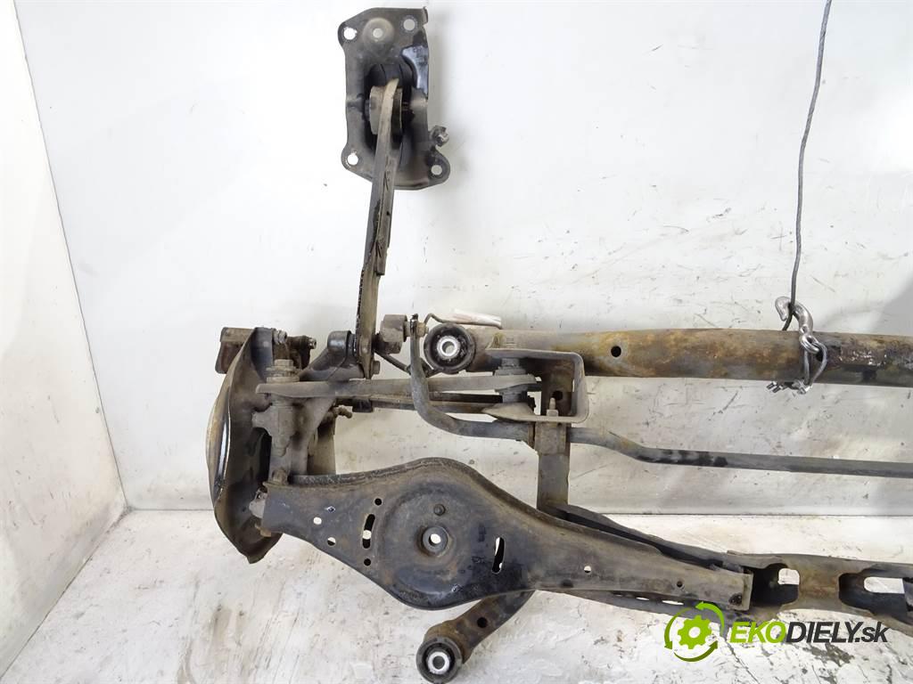 Volkswagen Passat B6  2006 103 kW KOMBI 5D 2.0TDI 140KM 05-10 2000 zadná Výstuha  (Výstuhy zadné)