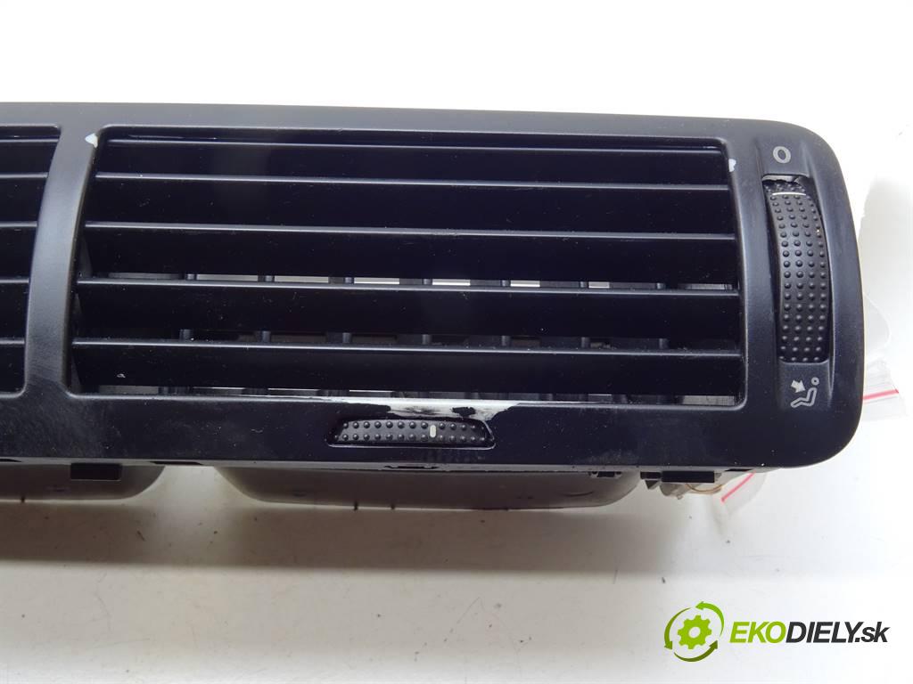 Volkswagen Passat B5 FL    SEDAN 4D 1.9TDI 130KM 00-05  Mriežky kúrenia stredna 3B0819728D (Mriežky kúrenia (fukáre))