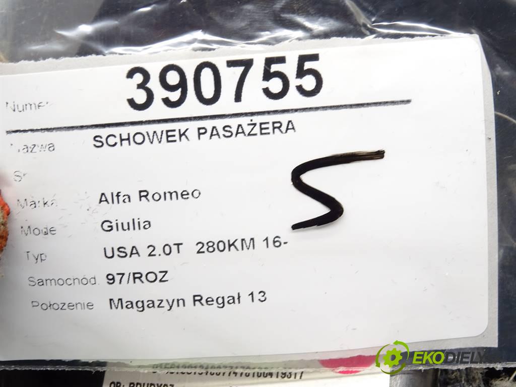 Alfa Romeo Giulia  2017 206 kW USA 2.0T  280KM 16- 2000 Priehradka, kastlík spolujazdca  (Priehradky, kastlíky)