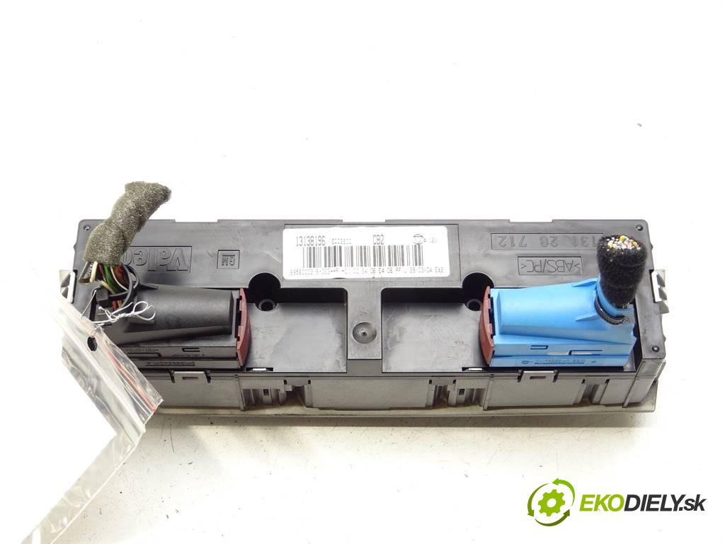 Opel Vectra C    KOMBI 5D 2.0DTI 101KM 02-05  Panel ovládania kúrenia 13138196 (Prepínače, spínače, tlačidlá a ovládače kúrenia)