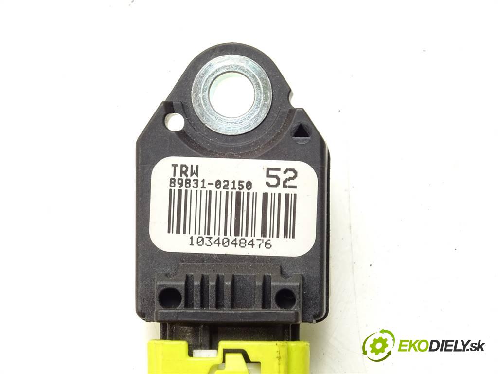 Toyota Corolla XI    E16 SEDAN 4D 1.6B 132KM 13-19  Snímač nárazu 89831-02150 (Snímače nárazu)