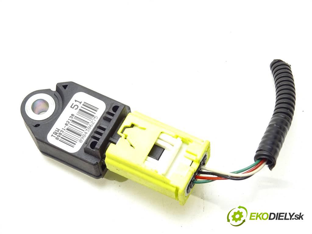 Toyota Corolla XI    E16 SEDAN 4D 1.6B 132KM 13-19  Snímač nárazu 89831-02130 (Snímače nárazu)