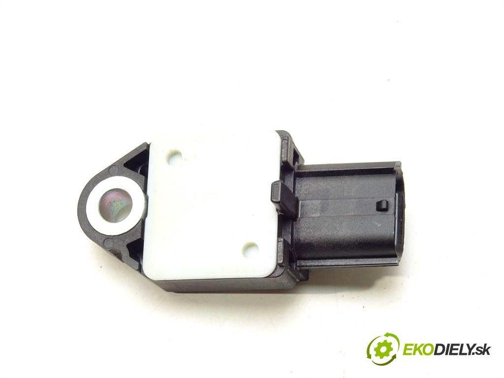 Toyota Corolla XI    E16 SEDAN 4D 1.6B 132KM 13-19  Snímač nárazu 89831-02130 (Snímače nárazu)