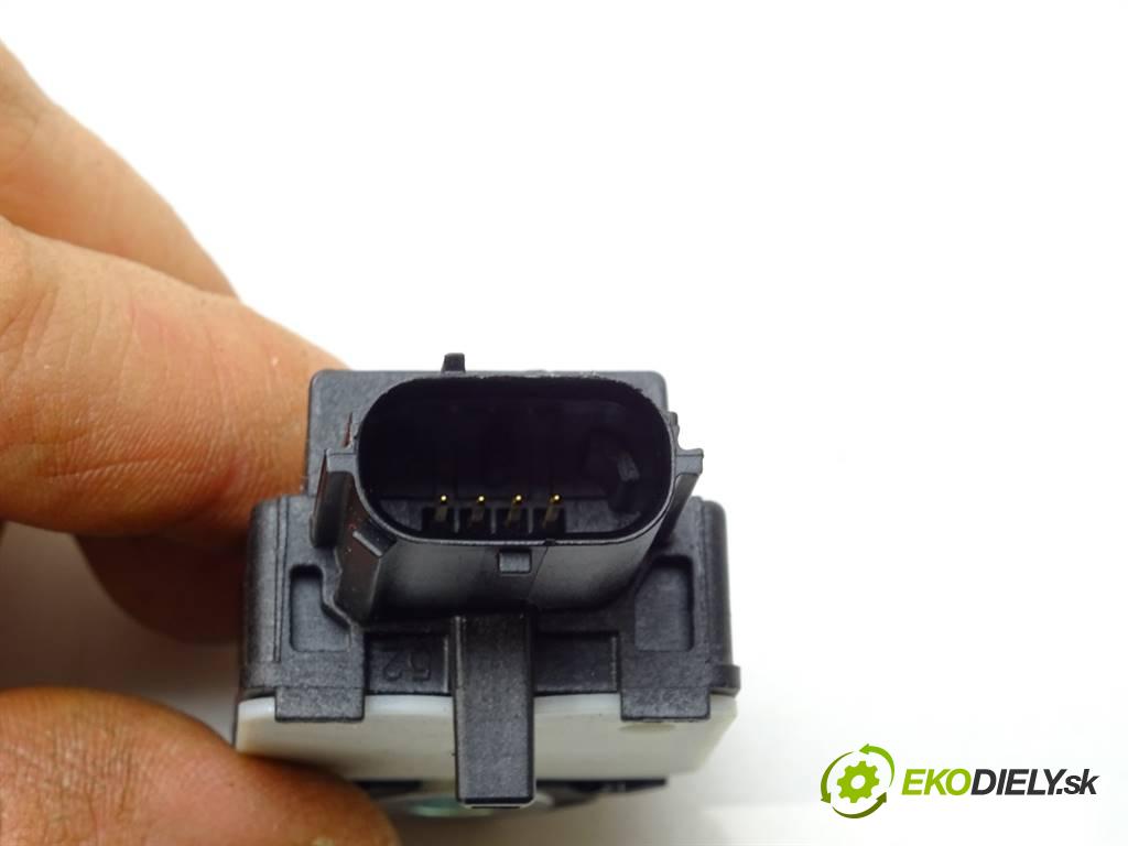 Toyota Corolla XI    E16 SEDAN 4D 1.6B 132KM 13-19  Snímač nárazu 89831-02130 (Snímače nárazu)