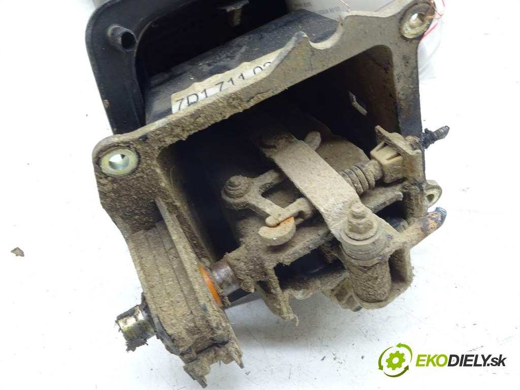 Volkswagen Transporter IV T4  1998 102KM 2.5TDI 102KM 90-03 2500 Kulisa 7D1711025R (Rýchlostné páky / kulisy)