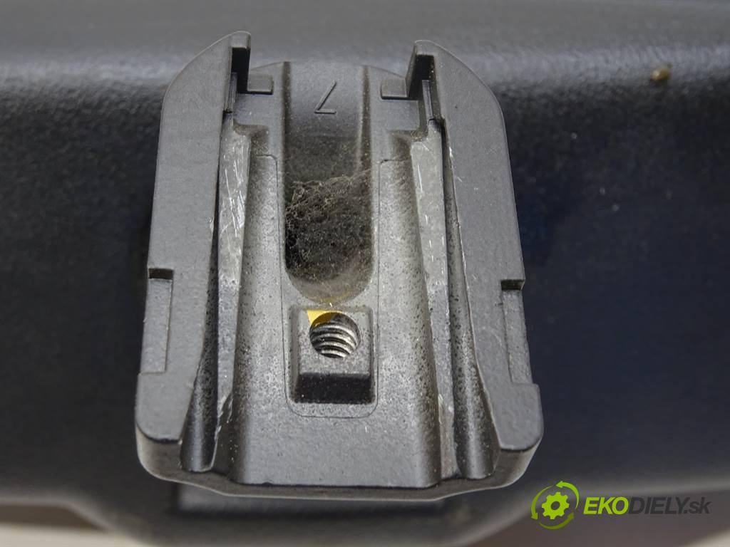 Nissan Navara III  2012 140 kW D40 LIFT 4WD 2.5DCI 190KM 05-14 2500 zpětné zrcátko vnitřní  (Světla vnitřní)