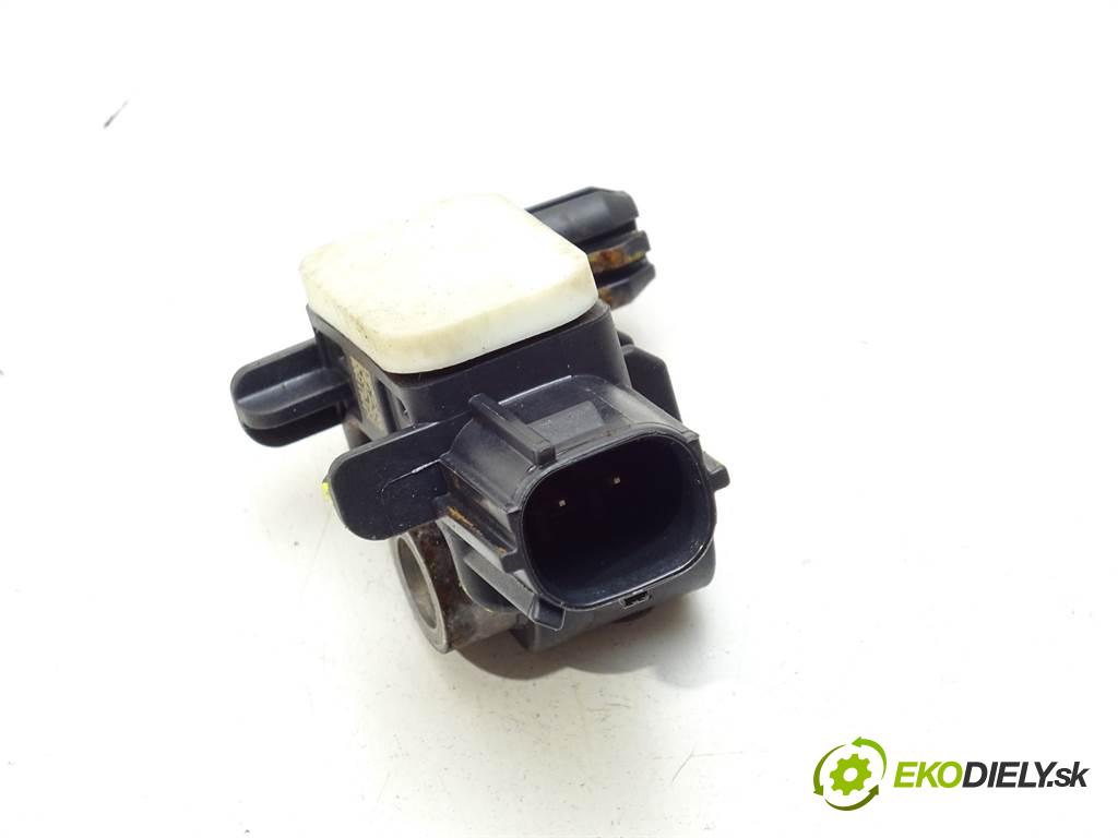 Nissan Navara III    D40 LIFT 4WD 2.5DCI 190KM 05-14  Snímač nárazu 988301EA0A (Snímače nárazu)